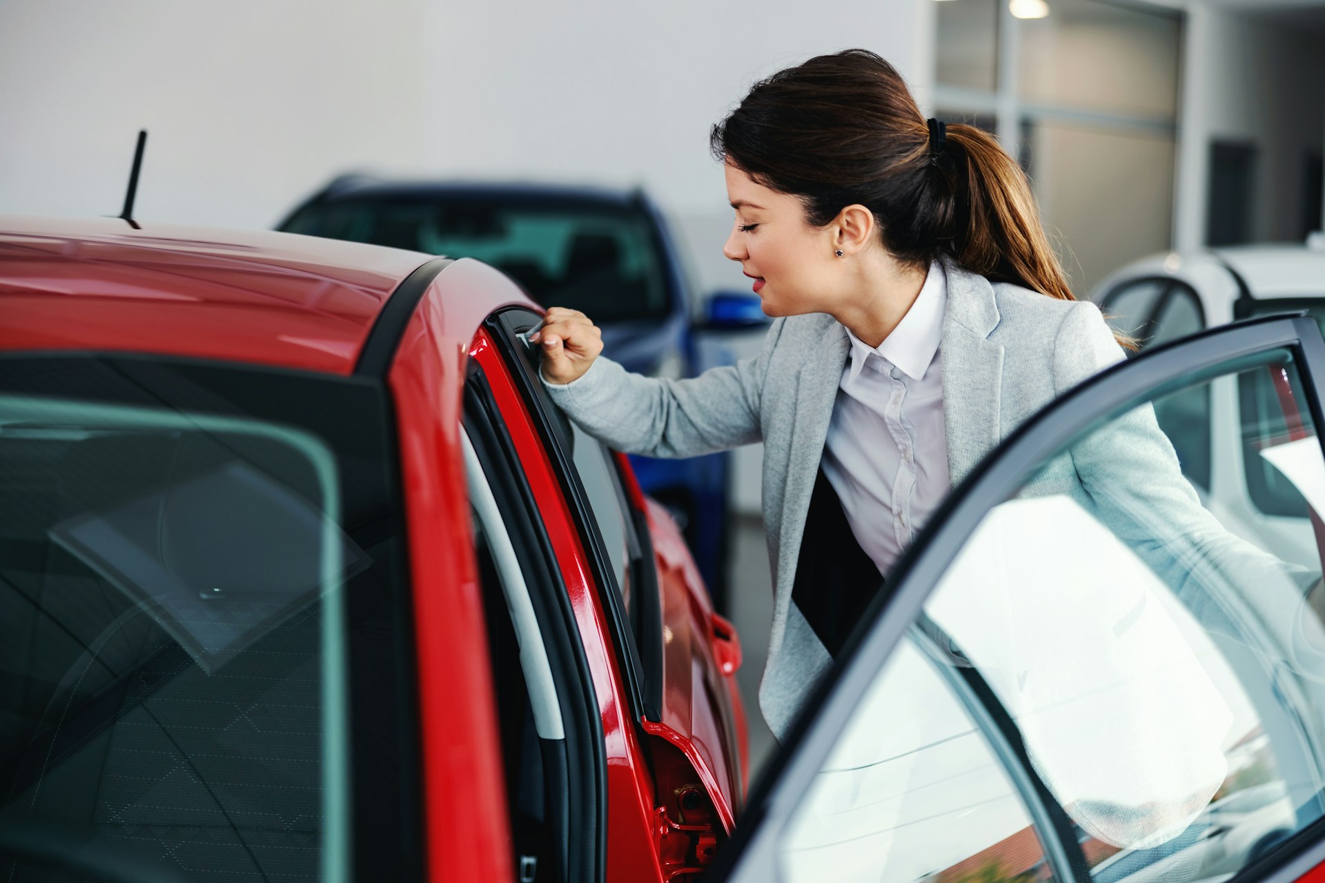 woman before choosing an auto loan